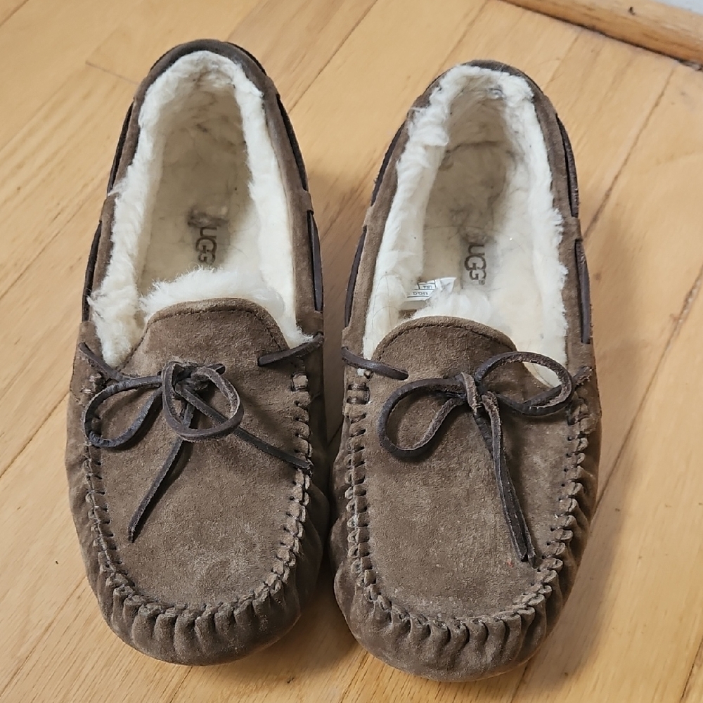 UGG Womens Size 8 Dakota MOCCASIN